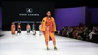 Salah seorang model menampilkan kain sulaman karawo karya Agus Lahinta pada pembukaan Indonesia Fashion Week 2023 di JCC, Rabu (22/2/2023). IFW membuat karawo semakin modern dan layak menjadi busana kebanggaan warga Indonesia. (FOTO: Isam – Diskominfotik).