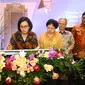 Menkeu Sri Mulyani Indrawati menandatangani prasasti dalam acara penetapan nama Gedung Utama Kantor Pusat Direktorat Jenderal Pajak (DJP) di Jakarta, Kamis (19/1). (Liputan6.com/Immanuel Antonius)