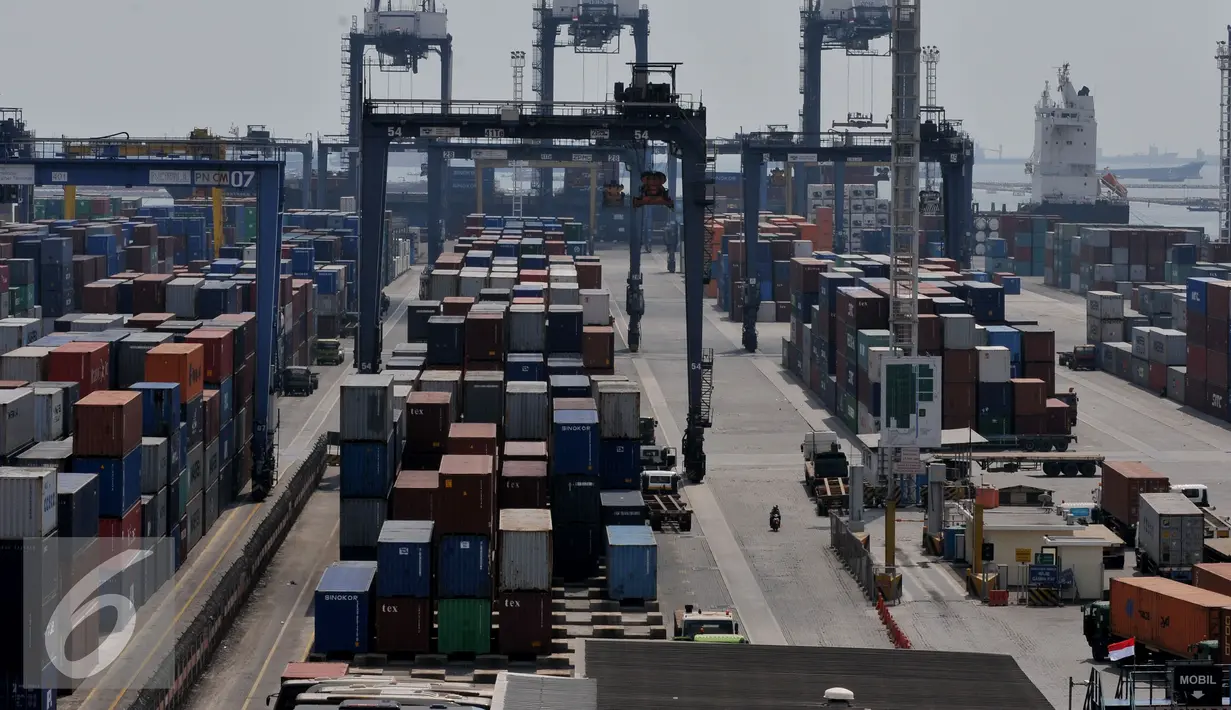 Kegiatan distribusi barang dan peti kemas dari  dan ke Pelabuhan Tanjung Priok lumpuh dampak aksi mogok nasional Pekerja JICT, Jakarta, Selasa (28/7/2015). Demo terkait dua pekerja JICT yang dipecat dan permasalahan konsesi (Liputan6.com/JohanTallo)
