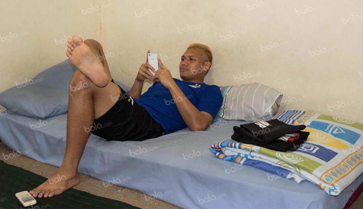 Kiper Persib, Muhammad Ridwan, rileks menunggu jadwal latihan di Mess Persib Bandung, Jawa Barat, Senin (2/5/2016). (Bola.com/Vitalis Yogi Trisna)