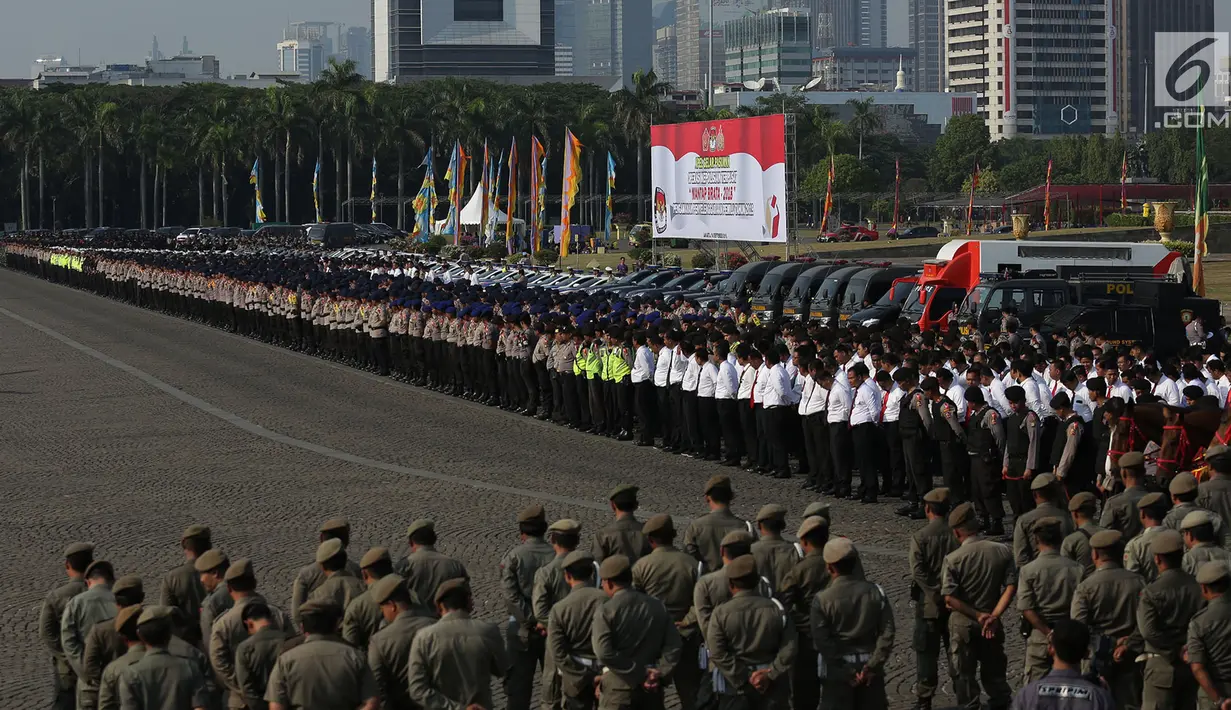 Personel Polri dan TNI menggelar apel gabungan Penyelenggara Pemilu 2019 di Lapangan Monas, Jakarta, Selasa (18/9). Apel Mantap Brata 2018 ini dihadiri Kapolri Jenderal Tito Karnavian dan Panglima TNI Marsekal Hadi Tjahjanto. (Merdeka.com/Imam Buhori)