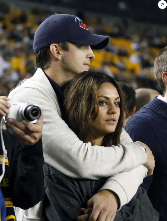 Mila Kunis dan Ashton Kutcher miliki lika-liku terjal untuk bersama. Kini hubungan mereka pun hamonis dan telah miliki dua anak. (purepeople.com.br)