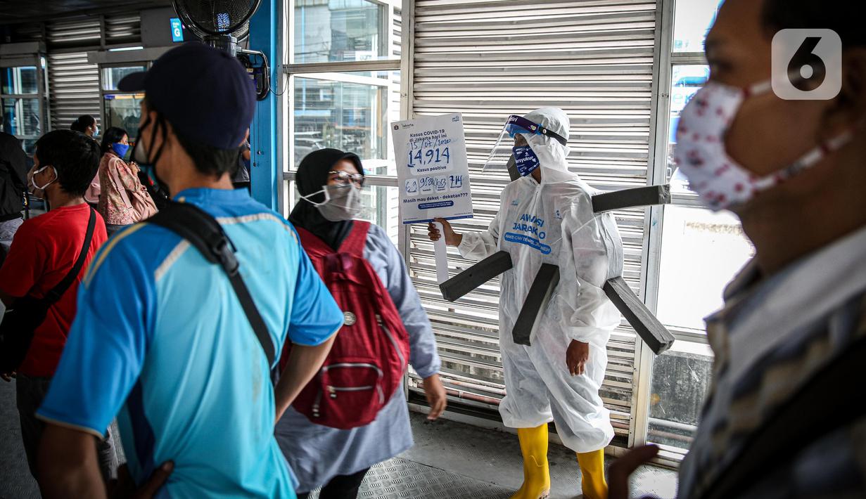 FOTO Aksi Manusia Covid  di Halte Transjakarta News 