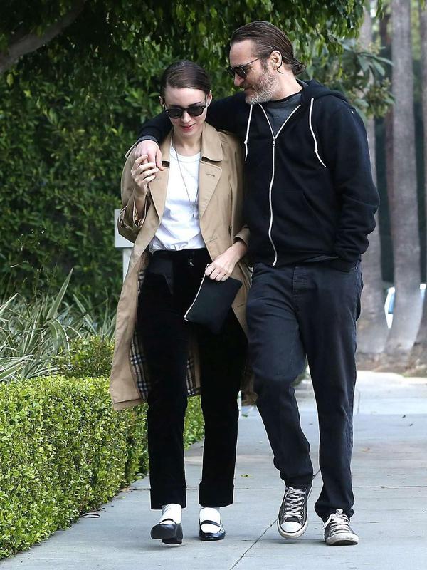 Potret Kemesraan Joaquin Phoenix 'Pemeran Joker' dan Rooney Mara (sumber: instagram/@rooneymaradaily)