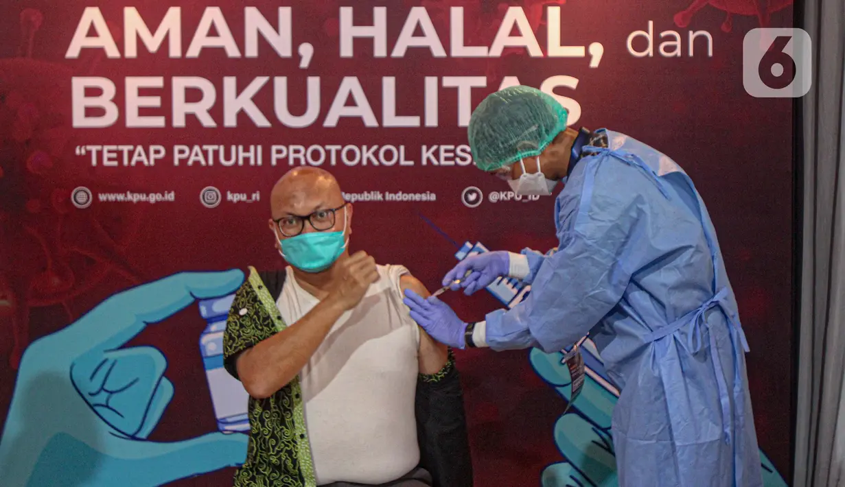Plt Ketua KPU RI Ilham Saputra menjalani penyuntikan vaksin COVID-19 di Gedung KPU, Jakarta, Rabu (17/3/2021). Sebanyak 549 anggota KPU mengikuti vaksinasi COVID-19 sebagai upaya pengendalian penularan. (Liputan6.com/Faizal Fanani)