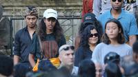 Anak Presiden ke-44 AS Barack Obama, Malia Obama, mengunjungi Pura Tirta Empul, Tampaksiring, Gianyar, Bali, Selasa (27/6). Sama seperti pengunjung pura pada umumnya, Malia Obama pun mengenakan sarung warna kuning.  (Liputan6.com/Immanuel Antonius)