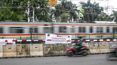 KRL Comutter Line melintas pada perlintasan sebidang yang sudah ditutup di sekitar Stasiun Palmerah, Jakarta, Senin (30/11/2020). Selain penataan tahap kedua Stasiun Palmerah, penutupan pelintasan juga dimaksudkan untuk menghilangkan pelanggaran lalu lintas dan kemacetan (Liputan6.com/Faizal Fanani)