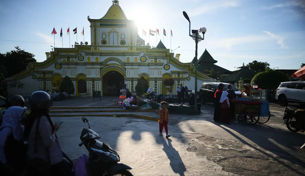 Menkes Budi Gunadi Sadikin menargetkan 70 ribu anak di Kabupaten Sumenep, Jawa Timur dapat segera diimunisasi. Pemerintah juga berupaya memperkuat sistem deteksi dini dengan meningkatkan pengawasan atau surveillance di lapangan. (AP Photo/Dita Alangkara)