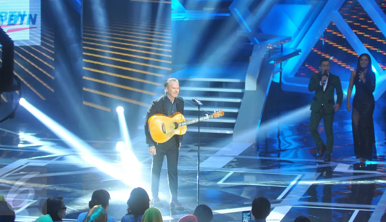 Rick Price mengaku sangat bangga bisa menghibur masyarakat Indonesia di acara Golden Memories International di studio Indosiar, Jakarta, Senin (9/1). (Liputan6.com/Angga Yuniar)