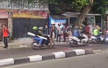 Oli Tumpah di Palmerah: Pemotor Berjatuhan Beruntun Akibat Angkot Mogok