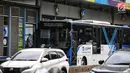 Bus TransJakarta melintas di halte Tosari, Jakarta, Rabu (11/7). Pemprov DKI menyiapkan 1.500 bus Transjakarta untuk mendukung mobilitas warga, atlet, offisial, hingga jurnalis peliput pertandingan Asian Games di Jakarta. (Liputan6.com/Faizal Fanani)