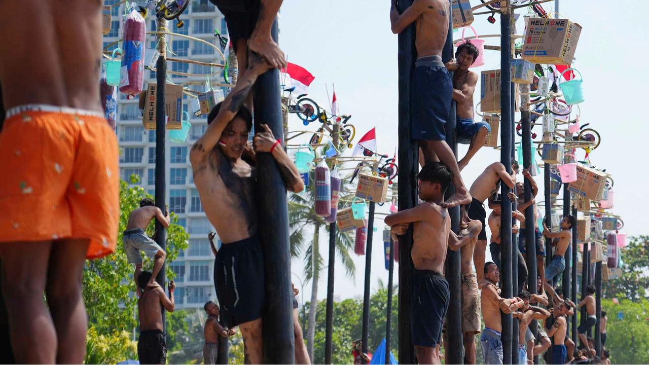 FOTO: Serunya Panjat Pinang di Ancol, 400 Peserta Rebut Hadiah Kemerdekaan