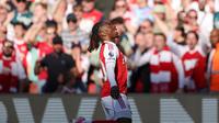 Penyerang Arsenal, Eberechi Eze merayakan golnya ke gawang Newcastle, Minggu (26/4/2026) (AP Photo/Ian Walton)