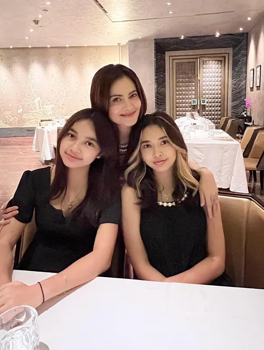 Kini sudah menjadi saudara, kebersamaan Channella dan Sidney tak lepas dari sorotan. Saat bersanding keduanya terlihat bak anak kembar lantaran hanya terpaut usia satu tahun. Paras keduanya juga tak kalah cantik dari sang ibu, Cut Tari.(Liputan6.com/IG/@cuttaryofficial)