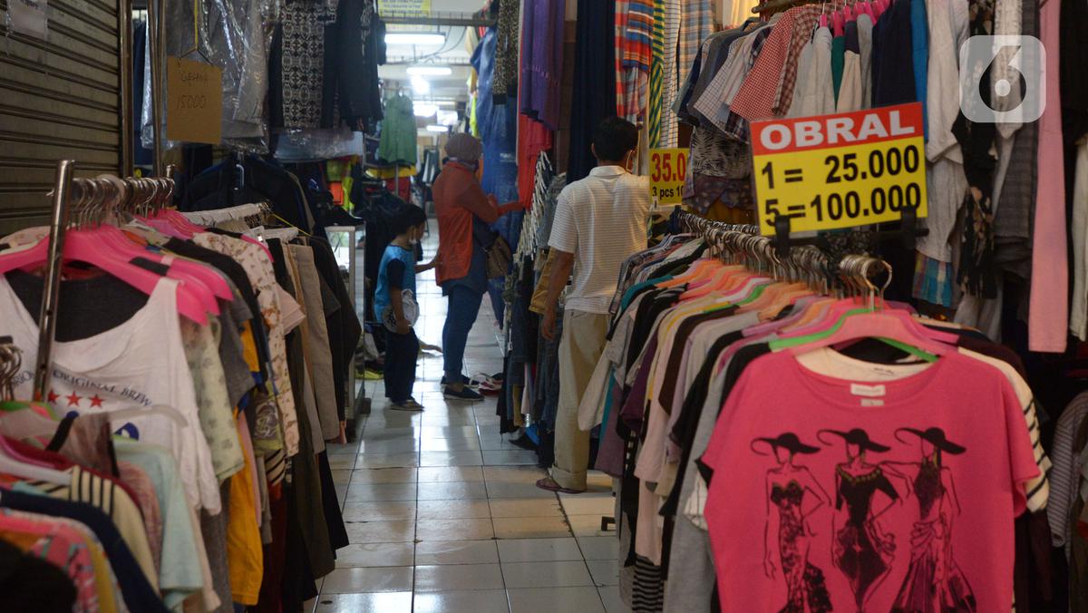 Warga memilih pakaian bekas (Thrifting)