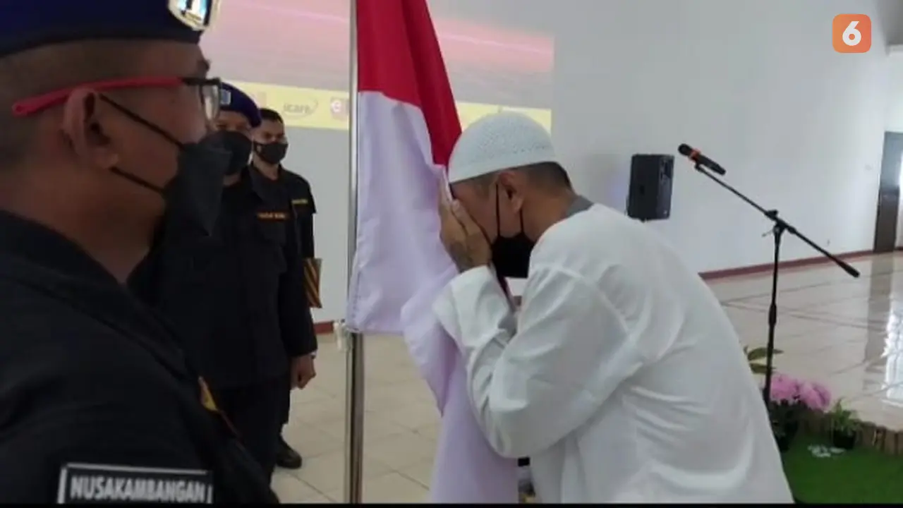 napiter mencium bendera merah putih