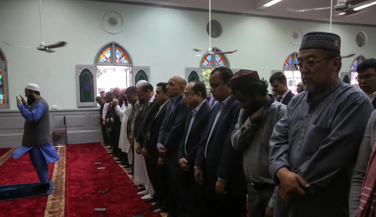 Umat Muslim melakukan salat saat menghadiri doa bersama untuk para korban penembakan massal Christchurch di Selandia Baru di Masjid Jamia di Hong Kong (18/3). (AFP Photo/Viviek Prakash)