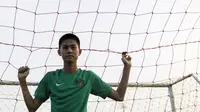 Gelandang Timnas Indonesia U-16, Rendy Juliansyah, usai melawan Kabomania U-17 pada laga uji coba di Stadion Atang Sutresna, Jakarta Timur, Jumat (8/9/2017). Timnas U-16 menang 6-1 atas Kabomania U-17. (Bola.com/Vitalis Yogi Trisna)