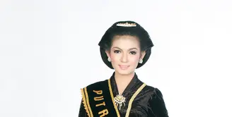 Inilah sosok dara ayu yang terpilih menjadi Putri Solo 2009. Namanya Selvi Ananda Putri yang tak lama lagi akan menjadi menantu Presiden Jokowi. 