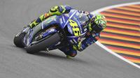 Aksi pembalap Movistar Yamaha, Valentino Rossi pada latihan bebas MotoGP Jerman 2017 di Sirkuit Sachsenring. (Hendrik Schmit/dpa via AP)