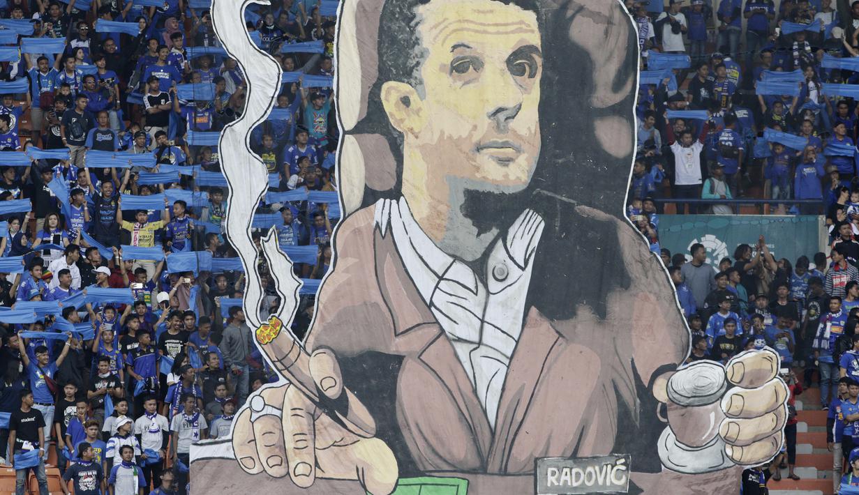 Bobotoh membuat koreografi pelatih Persib Bandung, Miljan Radovic, melawan Persiwa Wamena pada laga Piala Indonesia di Stadion Si Jalak Harupat, Bandung, Senin (11/2). Persib menang 7-0 atas Persiwa. (Bola.com/M Iqbal Ichsan)