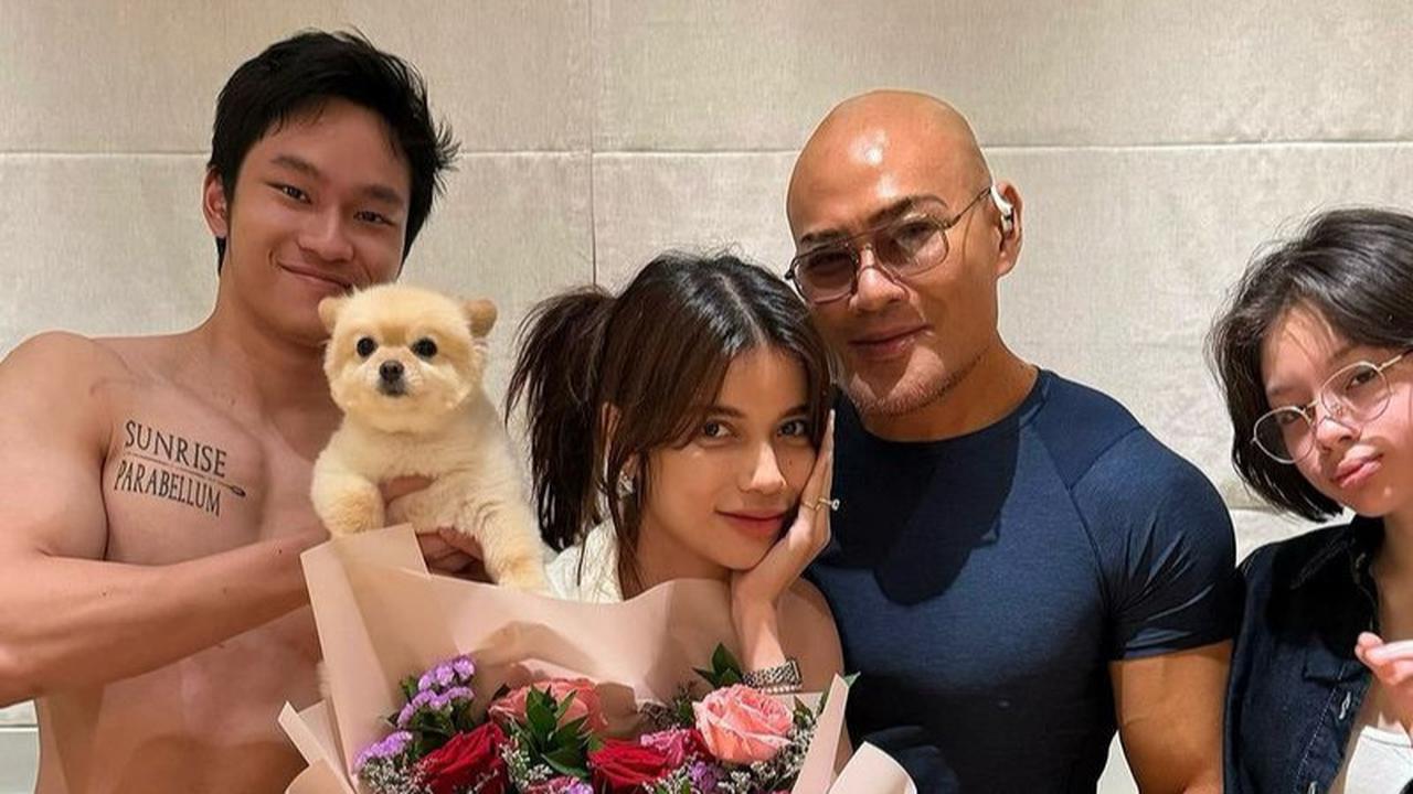 Potret Perayaan Ultah Sabrina Chairunnisa Bareng Deddy Corbuzier & Anak-anak, Sederhana dengan Nasi Tumpeng di Rumah