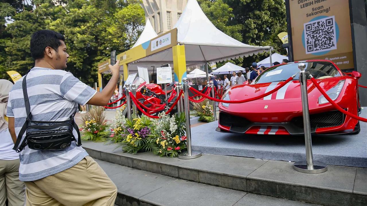 DFOTO: Dari Ferrari Ducati Hingga Tas Mewah Dipamerkan untuk Dilelang di CFD Sudirman