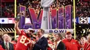 Kapten Kansas City Chiefs, Travis Kelce mengangkat trofi Super Bowl  LVIII setelah mengalahkan San Francisco 49ers di Las Vegas, Amerika Serikat, Minggu (11/02/2024) waktu setempat. (AFP/Jamie Squire)