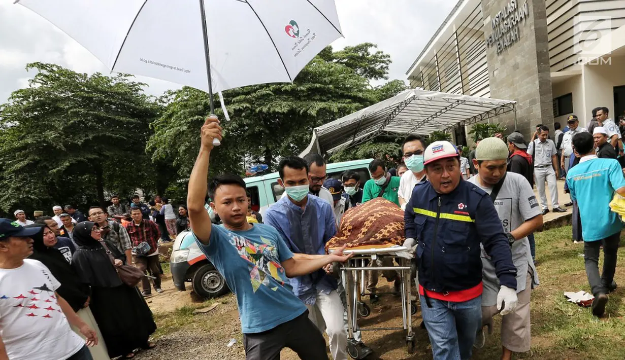 Jenazah korban kecelakaan Tanjakan Emen di Kabupaten Subang dibawa ke Masjid RSUD Tangsel, Ciputat usai dimandikan, Minggu (11/2). Tanjakan Emen memang terkenal rawan kecelakaan karena kerap kali menelan korban jiwa. (Liputan6.com/Fery Pradolo)