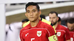 Pemain Timnas Indonesia, Rizky Ridho memimpin timnya saat memasuki lapangan dalam laga FIFA Matchday melawan Chinese Taipei di Stadion Gelora Bung Tomo (GBT), Surabaya, Jumat (05/09/2025). (Bola.com/Abdul Aziz)