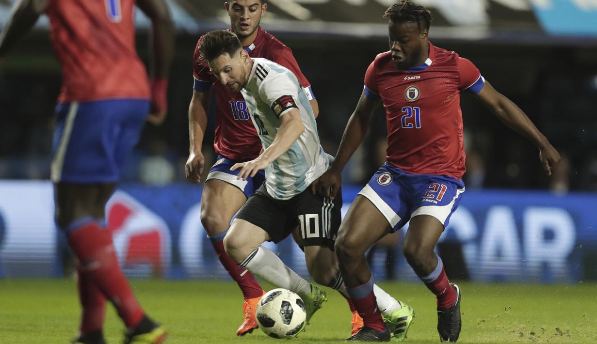 Aksi pemain Argentina, Lionel Messi (tengah) melewati adangan para pemain Haiti pada laga uji coba di Buenos Aires, Argentina, (29/5/2018). Argentina menang 4-0. (AP/Victor R. Caivano)
