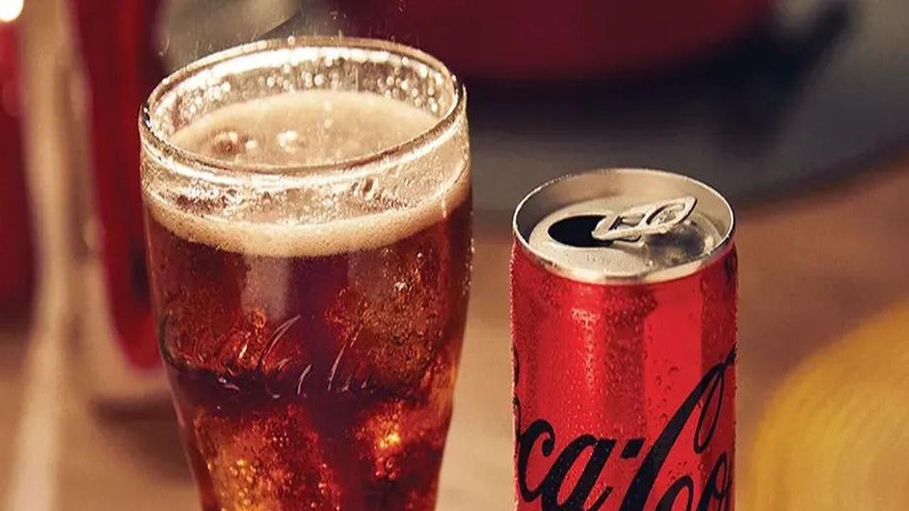 Merek minuman soda Coca-Cola punya 61 variasi nama domain di Ahh.com, salah satunya dengan 60 huruf H. Domain-domain tersebut mengandung minimal dua huruf H. Kira-kira kenapa ya mereka bikin domain tersebut?