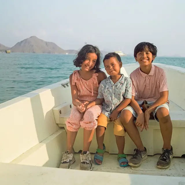 Rilis Lagu di Hari Anak Nasional, Ini 6 Potret Kompak Buah Hati Dwi Sasono dan Widi Mulia