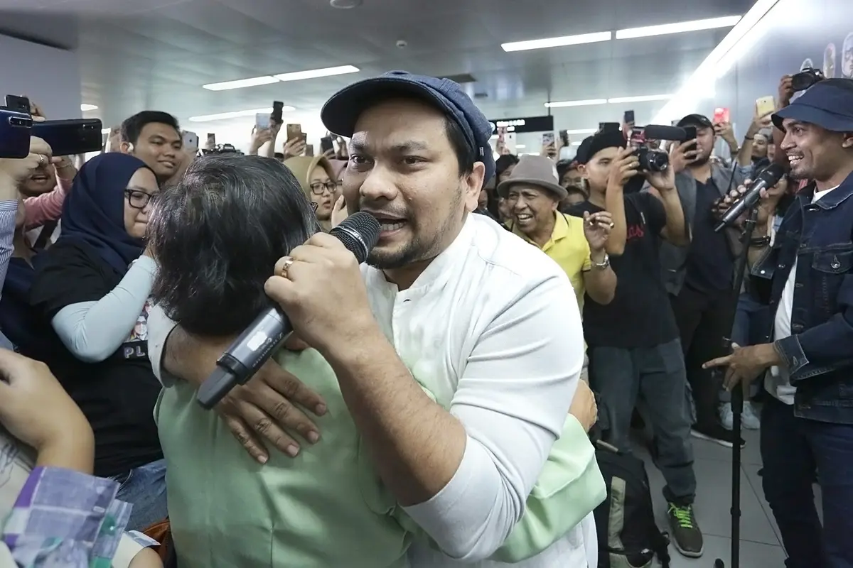 [Fimela] Tompi dan Glenn Fredly Ngamen