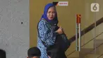 Anggota DPRD Kabupaten Muara Enim, Verra Erika duduk seusai menjalani pemeriksaan di Gedung KPK, Jakarta, Selasa (3/12/2019). Verra Erika diperiksa terkait kasus dugaan suap proyek-proyek di Dinas Pekerjaan Umum dan Perumahan Rakyat Kabupaten Muara Enim. (merdeka.com/Dwi Narwoko)