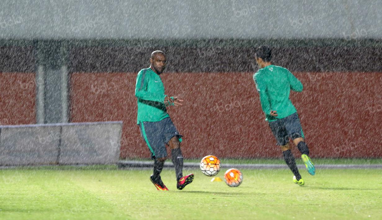 Boaz Solossa tengah berlatih saat hujan deras di Stadion Maguwoharjo, Sleman, Sabtu (08/10/2016). (Bola.com/Nicklas Hanoatubun)