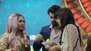 Bintang serial Khushi, Barun Sobti dan Dalljiet Kaur tiba di Jakarta pada Kamis (13/4/2017). Kedatangannya ke Indonesia guna menyapa penggemarnya. Sambutan antusias dari penggemar yang membuat keduanya mengaku senang. (Galih W. Satria/Bintang.com)