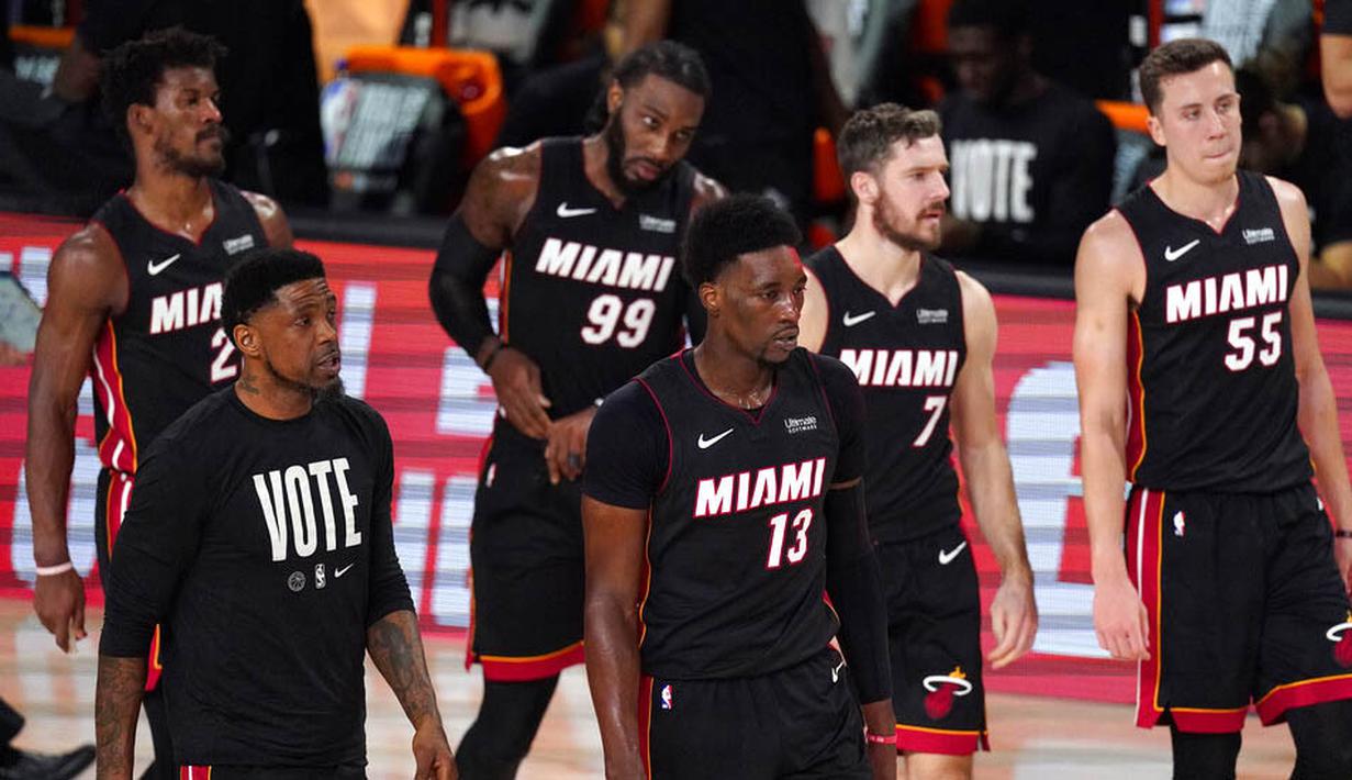 Pebasket Miami Heat tampak kecewa usai ditaklukkan Los Angeles Lakers Pada gim keenam final NBA di  AdvenHealth Arena, Senin (12/10/2020). Lakers menang dengan skor 106-93. (AP Photo/Mark J. Terrill)