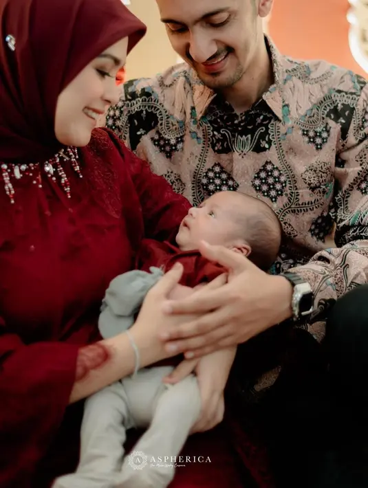 Mereka terlihat bahagia akhirnya bisa menggelar acara aqiqah untuk putra kedua. [Instagram/vebbypalwinta]
