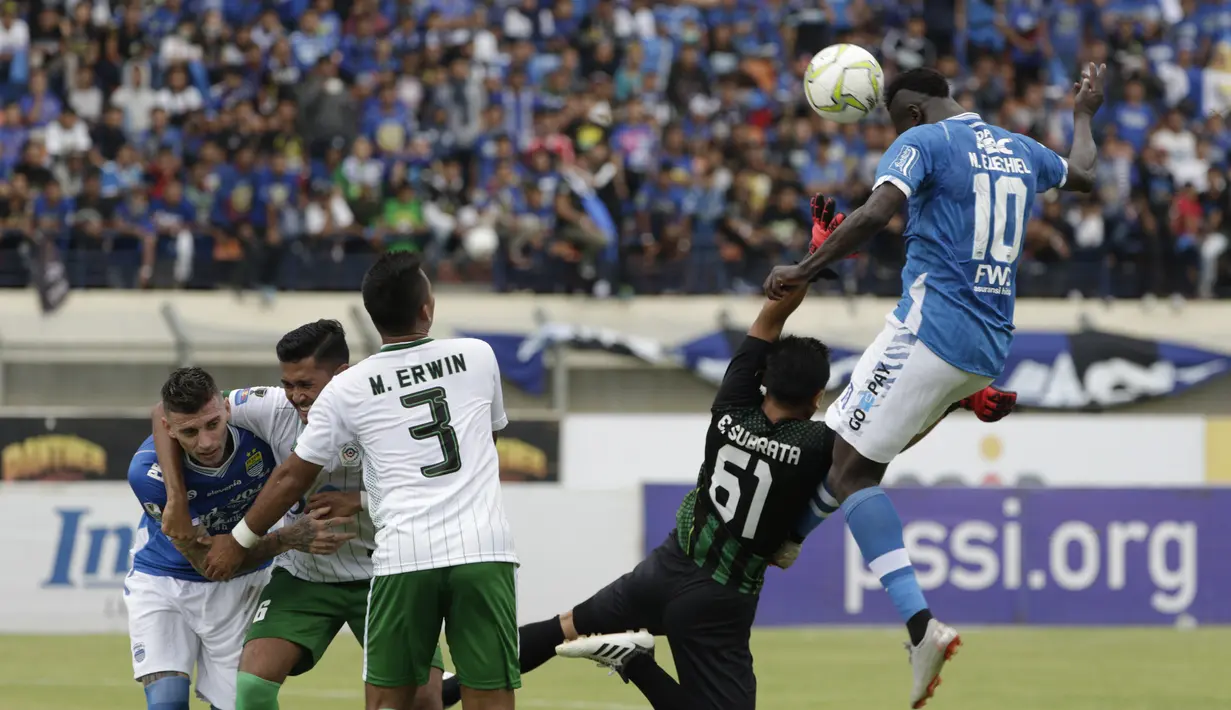 Striker Persib Bandung, Ezechiel Ndouasel, mencetak gol dengan tandukan kepala ke gawang Persiwa Wamena pada laga Piala Indonesia di Stadion Si Jalak Harupat, Bandung, Senin (11/2). Persib menang 7-0 atas Persiwa. (Bola.com/M Iqbal Ichsan)