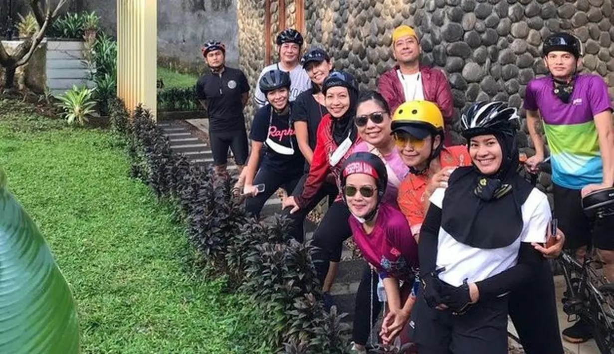 Rumah tampak menyatu dengan alam. Selain taman yang asri, juga terlihat beberapa pohon yang membuat semakin asri. Sedangkan dindingnya model batu alam. Untuk masuk ke rumah utama, harus jalan menurun dengan tangga seperti villa di Puncak Bogor. [Foto: dok. Instagram/ikkenurjanah0518]