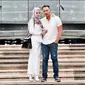 Gaya serba putih Angel Lelga dan Vicky Prasetyo (Instagram @vickyprasetyo77)