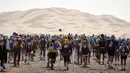 Sejumlah peserta marathon bersiap menaiki gurun Sahara dalam kejuaraan marathon des Sables di Maroko Selatan, (10/4). Marathon des Sables kali ini merupakan gelaran yang ke-31. (AFP PHOTO/JEAN-PHILIPPE Ksiazek)