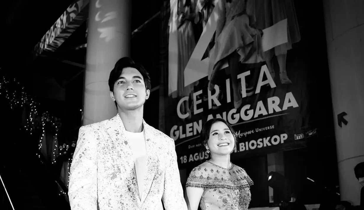 Versi hitam putih foto Prilly Latuconsina dan Junior Roberts menapaki eskalator bioskop ini menghadirkan kesan klasik sekaligus elegan. Junior menggandeng tangan Prilly, keduanya tersenyum. Koleksi foto dari gala premier film 12 Cerita Glen Anggara ini disukai lebih dari 136 ribu warganet dan panen pujian. “Cakep cakep amat, congrats Prilly Latuconsina. Congrats kawan-kawan,” aktor Jourdy Pranata menyelamati. (Foto: Dok. Instagram @prillylatuconsina96)