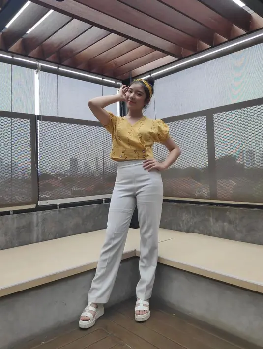 Scuba pants akan memberikan kesan jenjang dan rapi ketika kamu memakainya. Scuba pans dapat kamu gunakan saat acara formal dan santai. (instagram/tiaraandini)