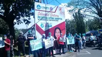 Para calon dokter spesialis menggelar aksi unjuk rasa di depan gerbang Kampus Unsrat Manado, Senin (20/7/2020).