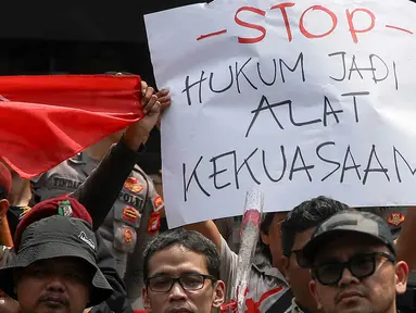 Sejumlah orang yang tergabung dalam forum guru besar, akademisi, organisasi masyarakat sipil, dan aktivis ‘98 melakukan unjuk rasa di depan gedung Mahkamah Konstitusi, Jakarta, Kamis (22/8/2024). (Liputan6.com/Herman Zakharia)