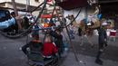 Walaupun sederhana, tempat bermain itu sangat menghibur anak-anak Palestina. (AP Photo/Fatima Shbair)