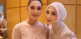 Keduanya tampil anggun dalam balutan kebaya bernuansa blush pink yang memberi kesan feminin sekaligus elegan. [@marginw].