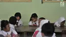 Ekspresi seorang murid siswa yang mengikuti aktivitas belajar mengajar di SDN Jatinegara Kaum 15 Pagi, Jakarta, Senin (15/7/2019). Sebanyak 32 anak menjadi murid baru SDN tersebut pada hari pertama masuk sekolah tahun ajaran 2019/2020. (merdeka.com/Iqbal S Nugroho)